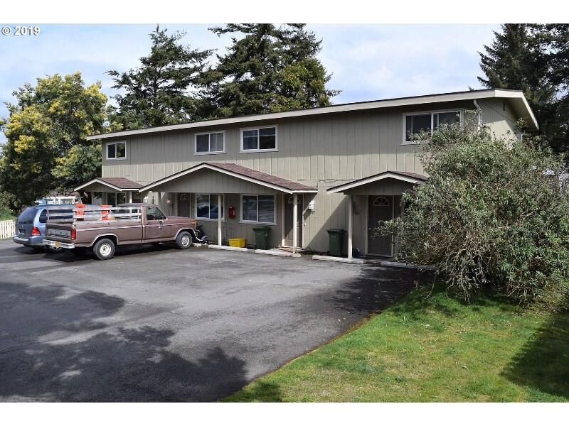 931 Salmon Ave in Coos Bay, OR - Building Photo