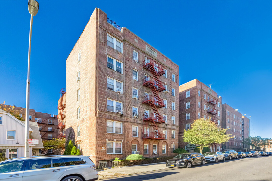 11145 76th Dr in Forest Hills, NY - Building Photo