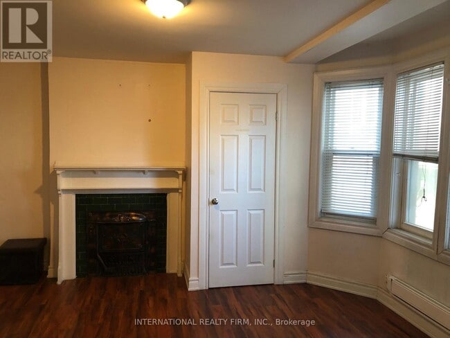 197 Dundas St E in Toronto, ON - Building Photo - Building Photo