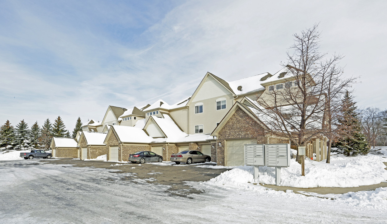 Walton Pond Condos in Pontiac, MI - Building Photo