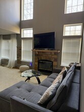 160 Crescent Ln in Schaumburg, IL - Building Photo - Building Photo