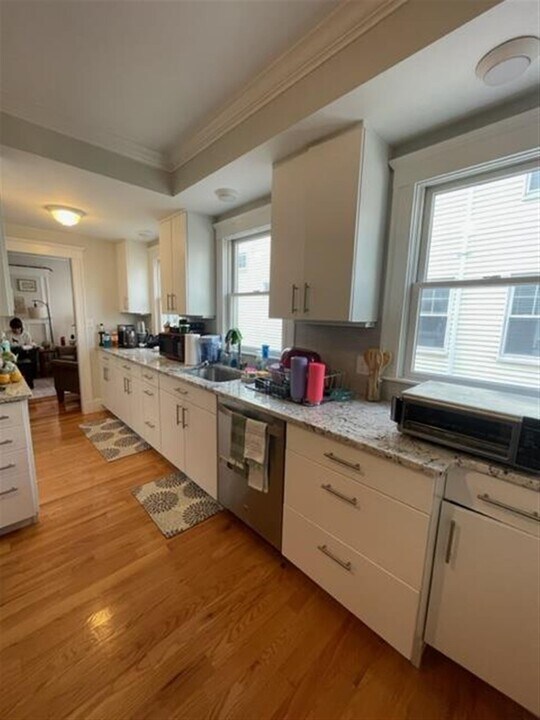 34 Leonard St, Unit 1 in Somerville, MA - Foto de edificio