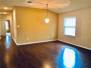 3201 Foothills Trail in Round Rock, TX - Foto de edificio - Building Photo