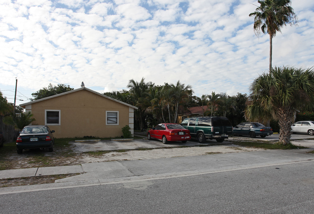 3336-3346 Cherokee Ave in West Palm Beach, FL - Building Photo