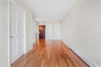 43-33 42nd St, Unit Apt 6A in Queens, NY - Building Photo - Building Photo