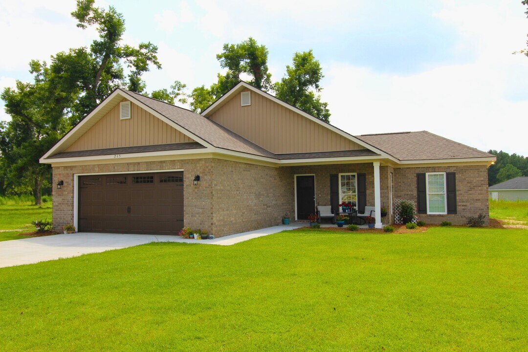 215 Silverthorn Dr in Brooklet, GA - Building Photo