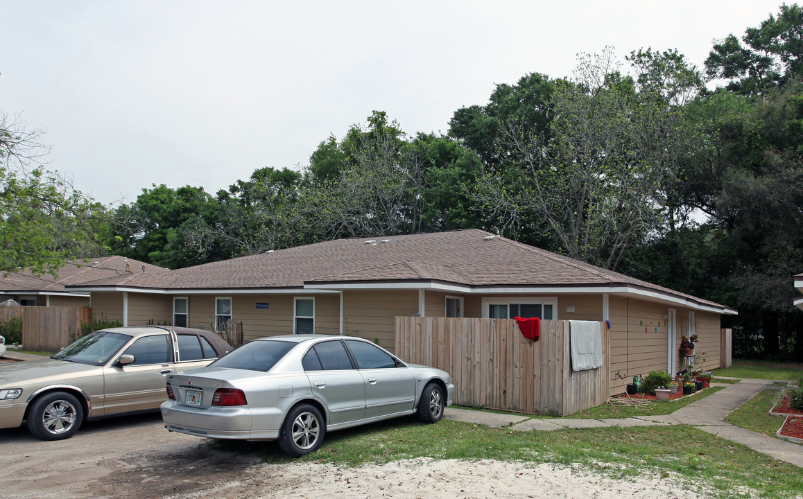 1917 Lansing Dr in Pensacola, FL - Foto de edificio