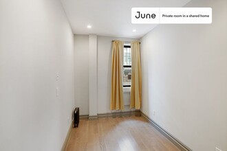 Private bedroom in 3 bed/1 bath Home in New York, NY - Building Photo - Building Photo