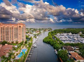 6901 Edgewater Dr, Unit 311 in Coral Gables, FL - Building Photo - Building Photo