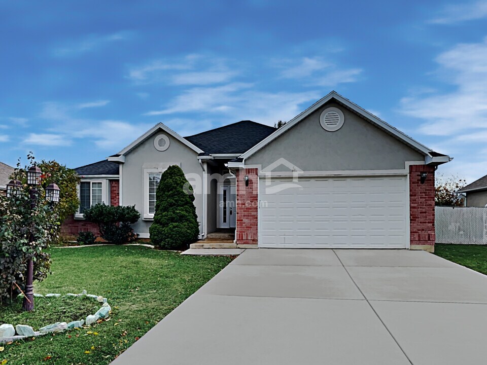 567 W 2275 N in Layton, UT - Foto de edificio
