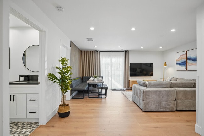 20721 Clark St, Unit Main House in Woodland Hills, CA - Building Photo - Building Photo