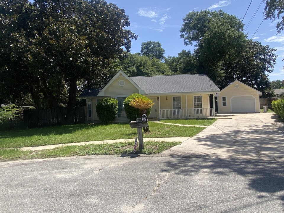 19 Winfield Way in Mary Esther, FL - Building Photo