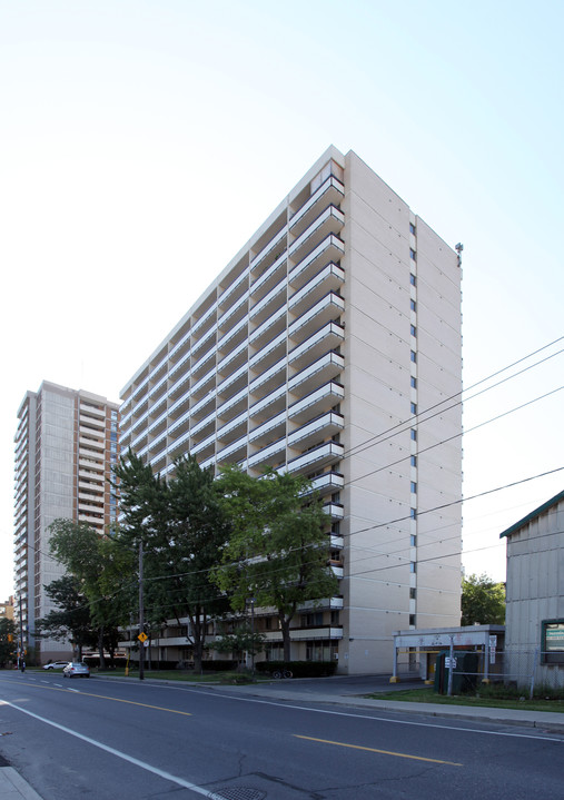 Roselawn Marlee in Toronto, ON - Building Photo