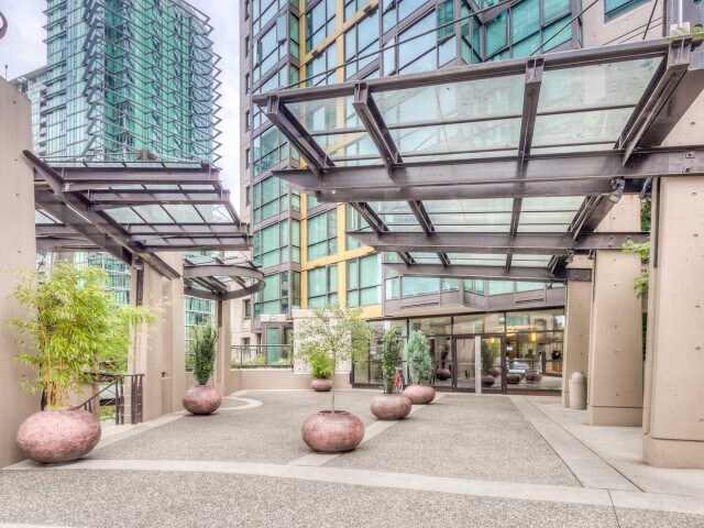 1331 Alberni St in Vancouver, BC - Building Photo
