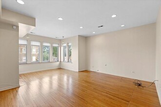 7443 S Jeffery Blvd in Chicago, IL - Building Photo - Building Photo