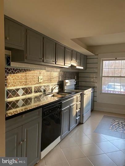 8286 White Pine Dr in Manassas Park, VA - Building Photo