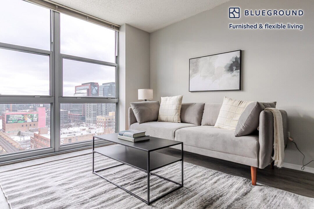 180 N Jefferson St in Chicago, IL - Building Photo