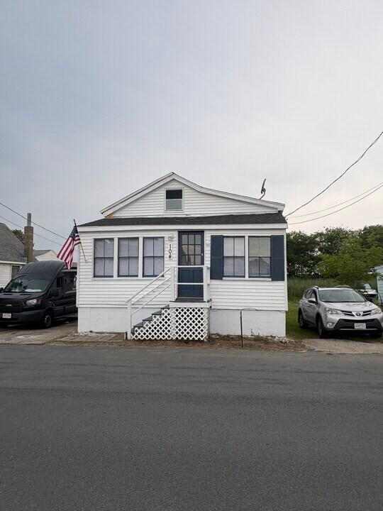 104 Cable Ave in Salisbury, MA - Building Photo
