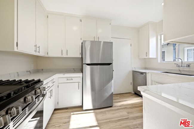121 Crescent Dr in Beverly Hills, CA - Building Photo - Building Photo