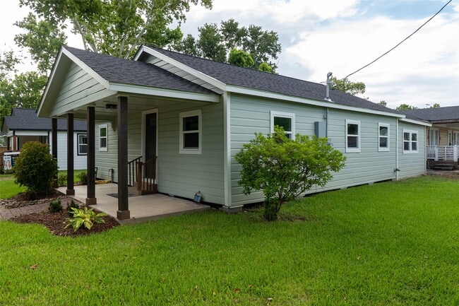 134 E Bernard St in Clute, TX - Building Photo - Building Photo