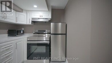7 Waterbury Dr in Toronto, ON - Building Photo - Building Photo