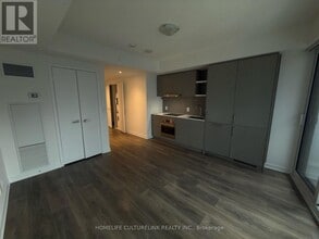 100 Harbour St in Toronto, ON - Building Photo - Building Photo