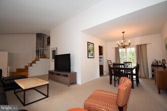 6405 Middleburg Ln in Bethesda, MD - Building Photo - Building Photo