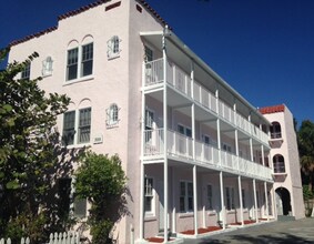 325 S Lakeside Ct in West Palm Beach, FL - Foto de edificio - Building Photo