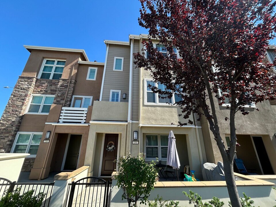 196 E Main Ave in Morgan Hill, CA - Building Photo