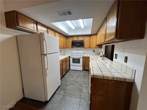 5070 Jeffreys St in Las Vegas, NV - Building Photo - Building Photo