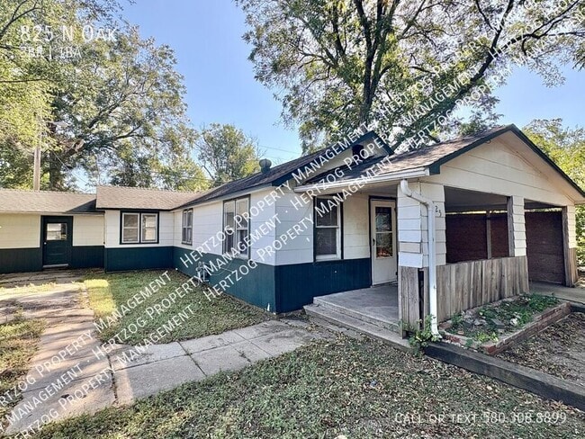 825 N Oak St in Ponca City, OK - Building Photo - Building Photo