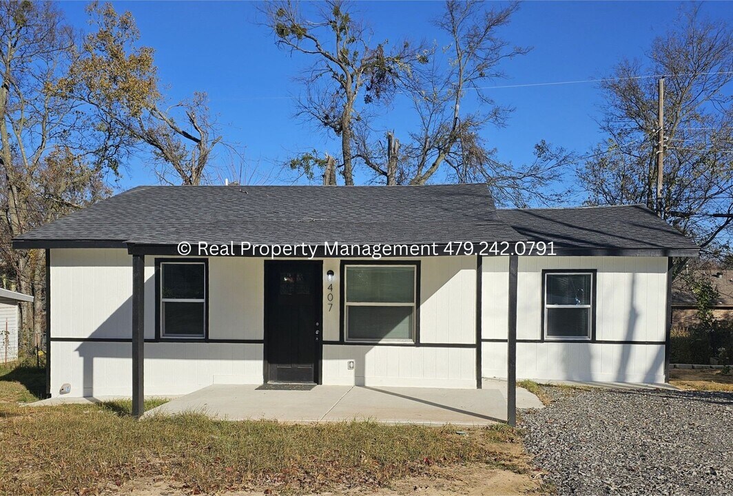 407 Hemlock St in Van Buren, AR - Foto de edificio