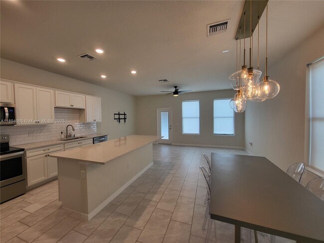 2820 Troubadour St in Palm Springs, FL - Building Photo - Building Photo