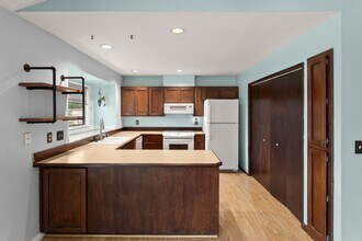 5854 Lakeview Blvd in Lake Oswego, OR - Building Photo - Building Photo
