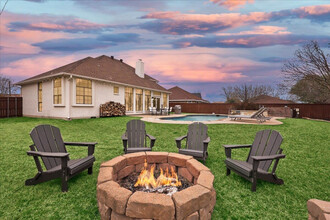 105 Brandy Ln in Waxahachie, TX - Foto de edificio - Building Photo