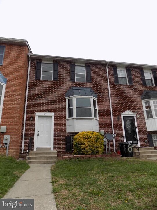 10 Powhurst Ct in Perry Hall, MD - Foto de edificio