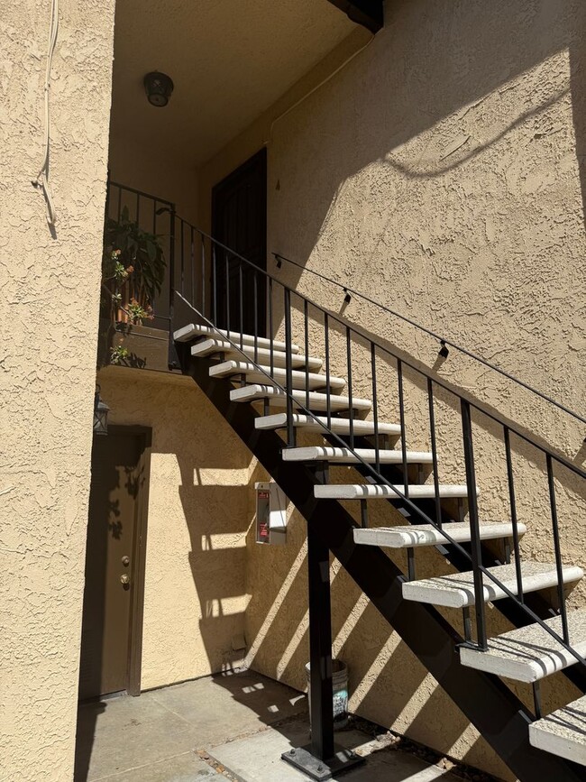 1211 E Appleton St in Long Beach, CA - Foto de edificio - Building Photo