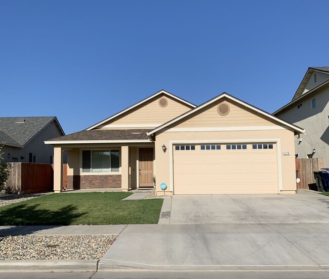 1278 Greenbrier Dr in Hanford, CA - Building Photo - Building Photo