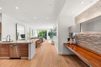 855 N Croft Ave, Unit 301 in Los Angeles, CA - Building Photo - Building Photo