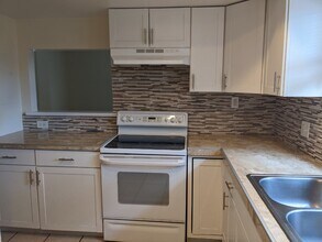 2054 Los Lomas Dr in Clearwater, FL - Building Photo - Building Photo