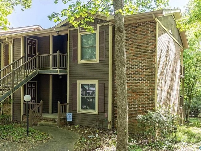 2092 Woodlawn Dr SW in Huntsville, AL - Foto de edificio - Building Photo
