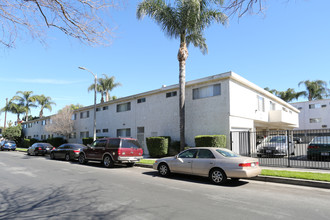 Roscoe Place in Canoga Park, CA - Foto de edificio - Building Photo