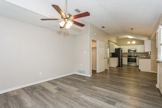 208 Chamblin Dr in Cedar Hill, TX - Foto de edificio - Building Photo