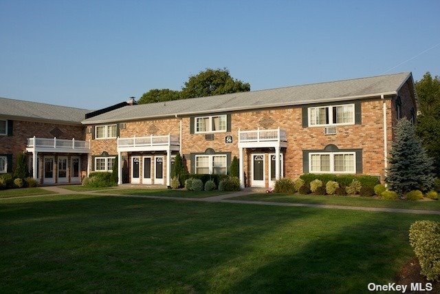 54 Horseblock Rd, Unit 54-4A in Centereach, NY - Building Photo
