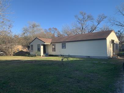 930 W Prairie Lea St in Lockhart, TX - Building Photo