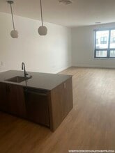 199 Gardner St, Unit 317 in Boston, MA - Foto de edificio - Building Photo