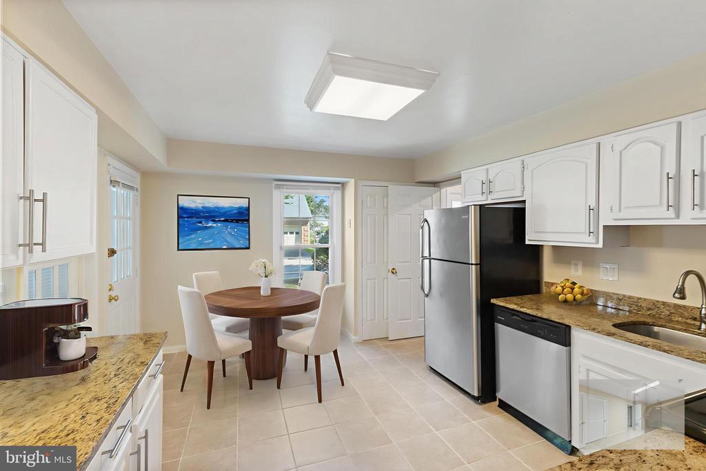208 Bristol Downs Dr in Gaithersburg, MD - Building Photo