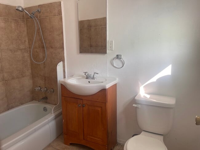 8921 Hunt Ave, Unit B in South Gate, CA - Foto de edificio - Building Photo