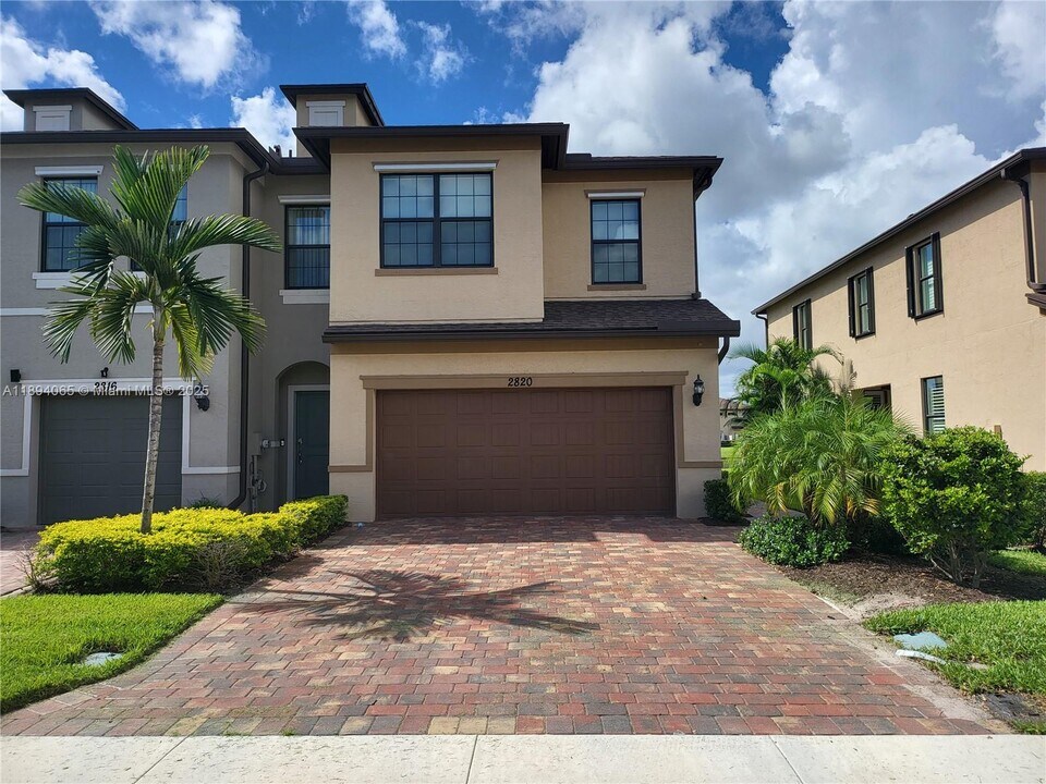 2820 Troubadour St in Palm Springs, FL - Building Photo