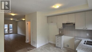 35 Marret Ln in Clarington, ON - Building Photo - Building Photo